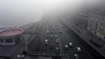 un' città coperto nel nebbia. città traffico, aereo Visualizza foto