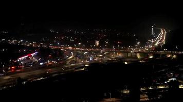 aereo Visualizza di autostrada scambio a notte, lasso di tempo. foto