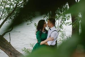 uomo e donna al lago foto