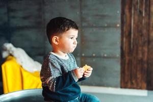 poco ragazzo mangiare delizioso biscotti foto