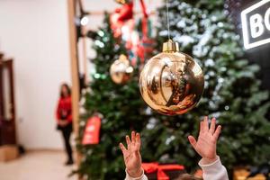 diverso oggetto giocattolo i regali sospeso su un' decorato Natale albero. foto