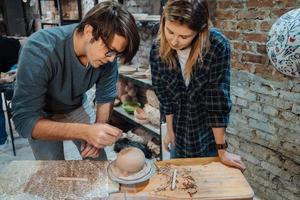 fabbricazione un' fatto a mano argilla pentola nel il officina. ceramica lezione, passatempo. foto