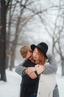 il tipo e il ragazza siamo riposo nel il inverno foresta. foto