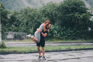 uomo lanci su il suo fidanzata foto