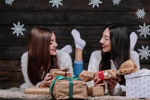 Due bellissimo ragazze menzogna su il pavimento foto