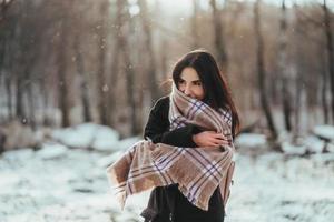 giovane bellissimo modello in posa nel inverno foresta. elegante moda ritratto foto