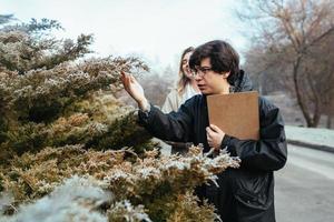 scienziati siamo studiando pianta specie nel il foresta. foto