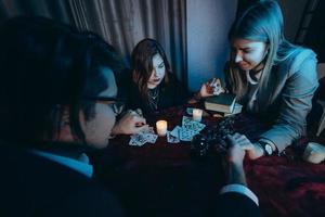 persone hold mani di notte a tavolo con candele foto