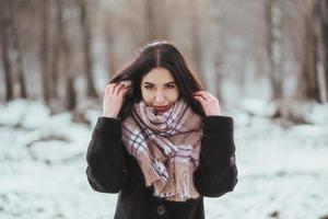 giovane bellissimo modello in posa nel inverno foresta. elegante moda ritratto foto