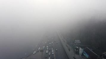un' città coperto nel nebbia. città traffico, aereo Visualizza foto