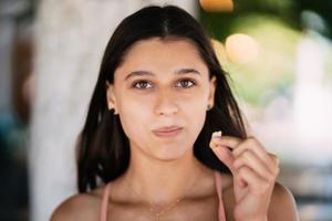 giovane donna mangiare francese patatine fritte, avendo sua pranzo rompere. foto