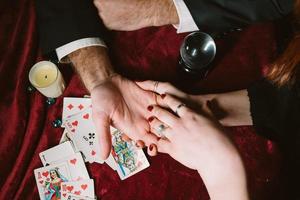 lettura il Linee mano nel un' dell'uomo mani foto