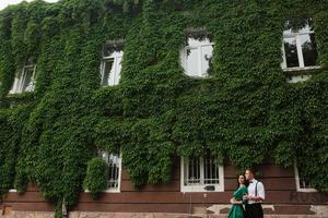 europeo bellissimo coppia in posa su il strada foto