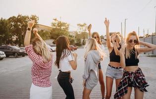 sei giovane donne danza nel un' auto parco foto