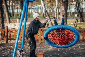 mamma swing sua figlia su un' swing nel il autunno parco foto