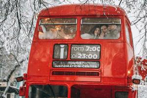 amorevole giovane coppia avere divertimento nel il rosso autobus foto