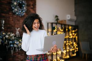 simpatico attraente bello felicissimo pazzo donna Tenere nel mani computer portatile, obbiettivo realizzazione foto