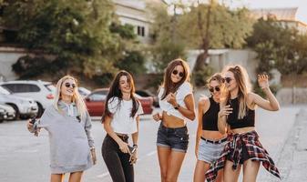 cinque giovane donne danza nel un' auto parco foto