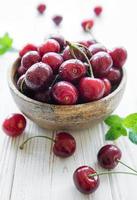 frutta fresca di ciliegie rosse in una ciotola foto
