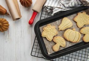 biscotti sagomato piace zucca e le foglie su rustico legna sfondo foto