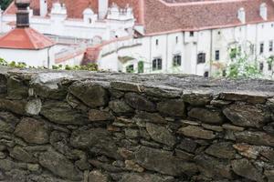 sorprendente vecchio castello con un' vecchio parete fatto di pietre foto