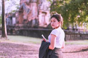 turisti o archeologi siamo esplorando il una volta prospero khmer castello. foto