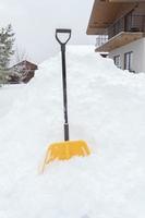 un' giallo pala in piedi nel il neve foto