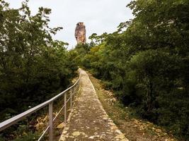 punto di Visualizza persona a piedi nel albero cespuglio foderato viale su pietra roccia sentiero concetto di esplorazione, viaggio e la libertà all'aperto solo nel panoramico punto di riferimento foto