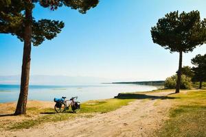 vicino su turismo bicicletta In piedi su panoramico natura campagna di sevan lago. completamente caricato turismo macchina con copia spazio sfondo foto