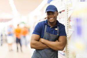 ritratto africano del lavoratore del supermercato