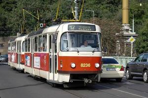 praga, ceco repubblica, 2014. tram attraversamento il cechuv ponte nel praga foto