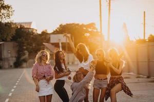 sei giovane donne danza nel un' auto parco foto