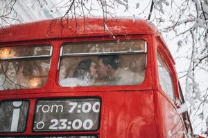 amorevole giovane coppia baci nel il rosso autobus, godere ogni altro foto