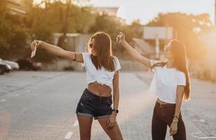 Due giovane donne assunzione un' autoscatto e avere divertimento foto