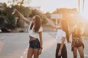 tre giovane donne assunzione un' autoscatto e avere divertimento foto