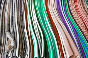 vista ravvicinata dettagliata su campioni di stoffa e tessuti in diversi colori trovati in un mercato di tessuti foto