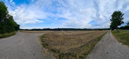 panorama di generando pulito energia con solare moduli nel un' grande parco nel settentrionale Europa foto