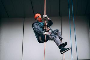 industriale scalatore nel uniforme e casco sorge foto