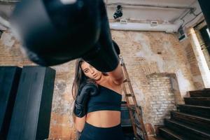 giovane donna boxe allenarsi a il Palestra foto