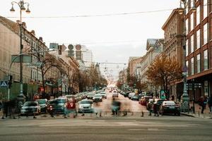 kiev, Ucraina - aprile 14, 2019 notte Visualizza di il strade di kiev. urbano chiasso. bogdan Khmelnitsky strada foto