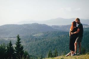 foto di un' coppia nel il montagne