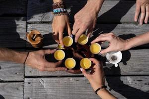 superiore Visualizza tè impostato un' di legno tavolo per tè cerimonia sfondo. donna e uomo Tenere un' tazza di tè foto