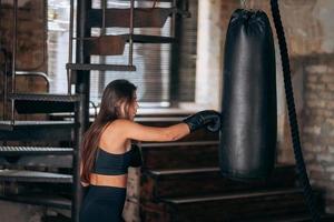 giovane donna boxe allenarsi a il Palestra foto