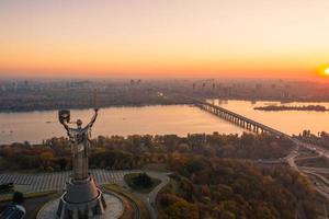 kiev orizzonte al di sopra di bellissimo ardente tramonto, Ucraina. monumento patria. foto