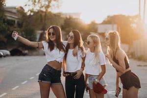 quattro giovane donne assunzione un' autoscatto e avere divertimento foto
