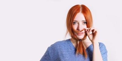 giocoso donna nel travestimento con capelli legato per lungo barba foto