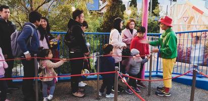 osaka, Giappone nel aprile 2019. bambini e parecchi adulti siamo fare la fila per accedere un' cavalcata a universale studi Giappone. foto