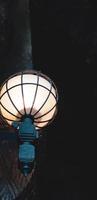 un' lanterna lampada a il hogwarts castello edificio nel osaka. universale studio Giappone. foto