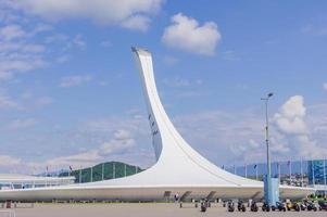 sochi, russia, 2019 - l'erezione della torcia olimpica nel parco olimpico è stata la sede principale delle olimpiadi invernali di sochi nel 2014. foto