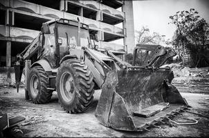 nero e bianca Vintage ▾ Visualizza di scavatrice con pala dopo opera nel costruzione luogo foto